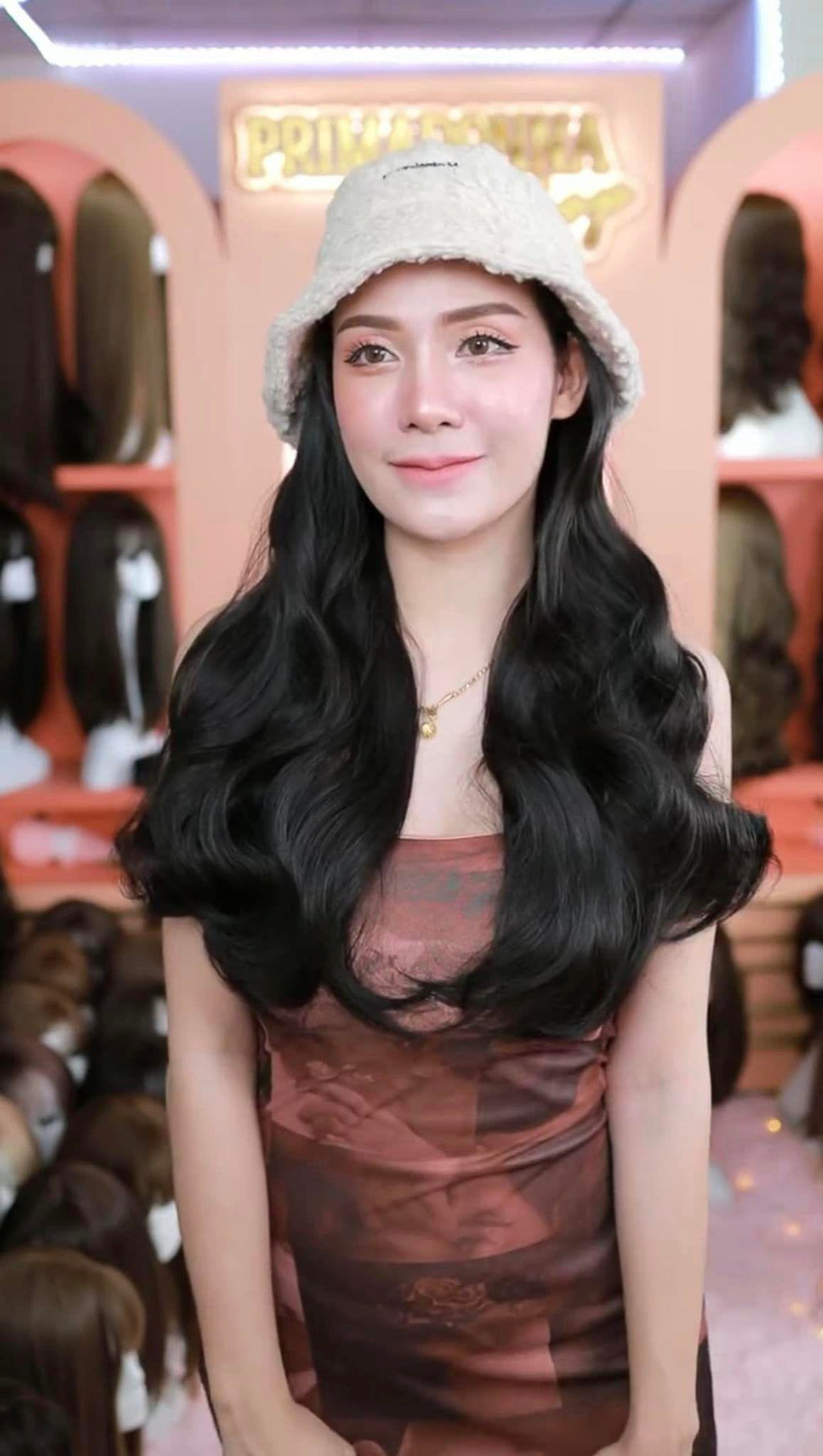 รหัส W97 - วิกหมวกสีขาวขนนุ่ม : วิกด้านใน(ผมลอนยาว) แบบเย็บติดหมวก ถอดไม่ได้ (แถมเน็ต+ขาตั้ง+ของแถม)