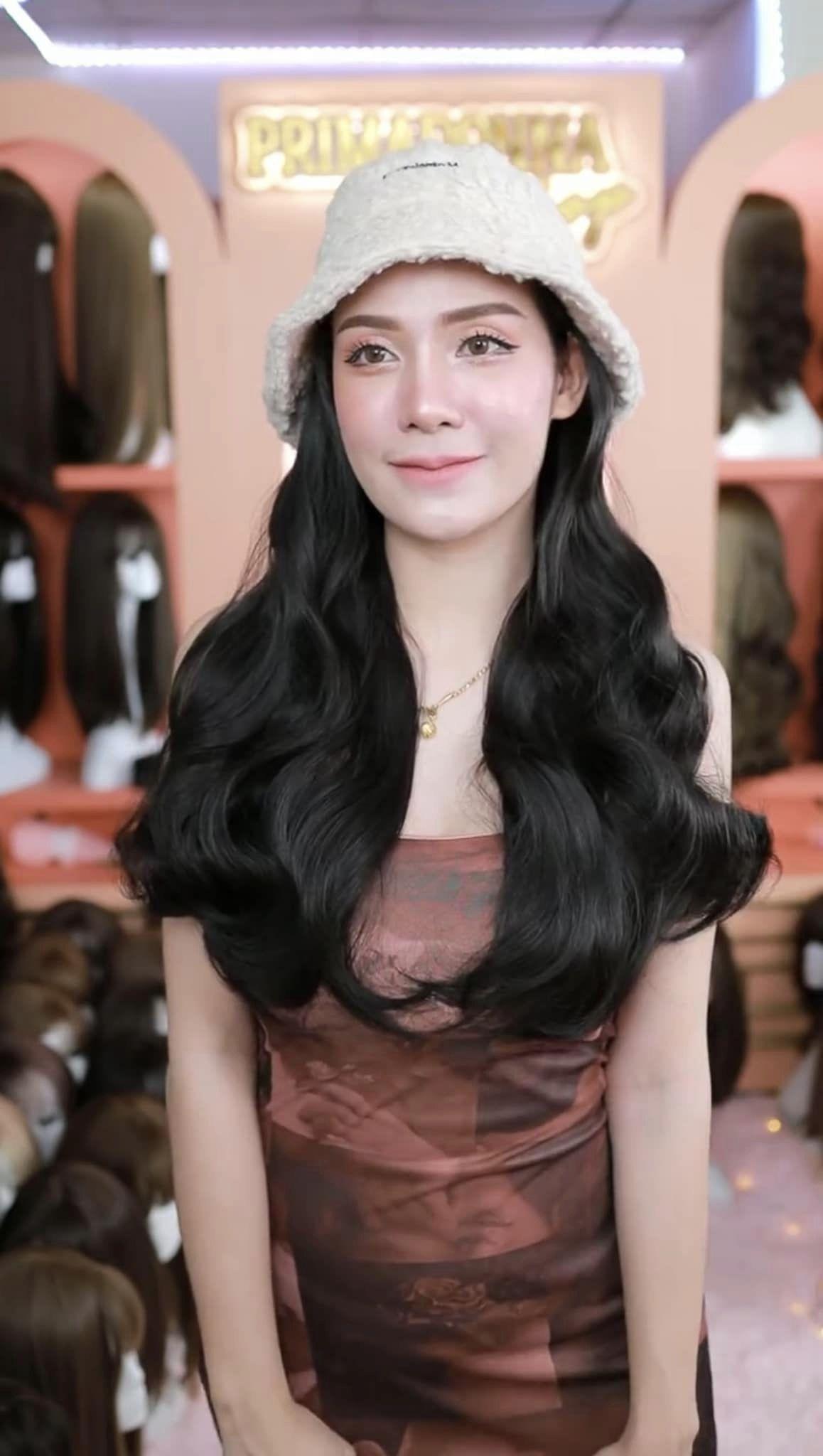รหัส W97 - วิกหมวกสีขาวขนนุ่ม : วิกด้านใน(ผมลอนยาว) แบบเย็บติดหมวก ถอดไม่ได้ (แถมเน็ต+ขาตั้ง+ของแถม)
